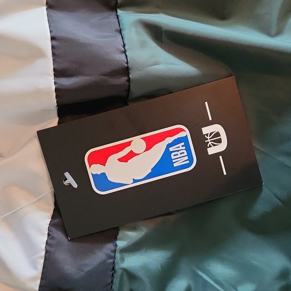 Milwaukee Bucks Size medium, thin shell hooded jacket - Picture 8 of 8